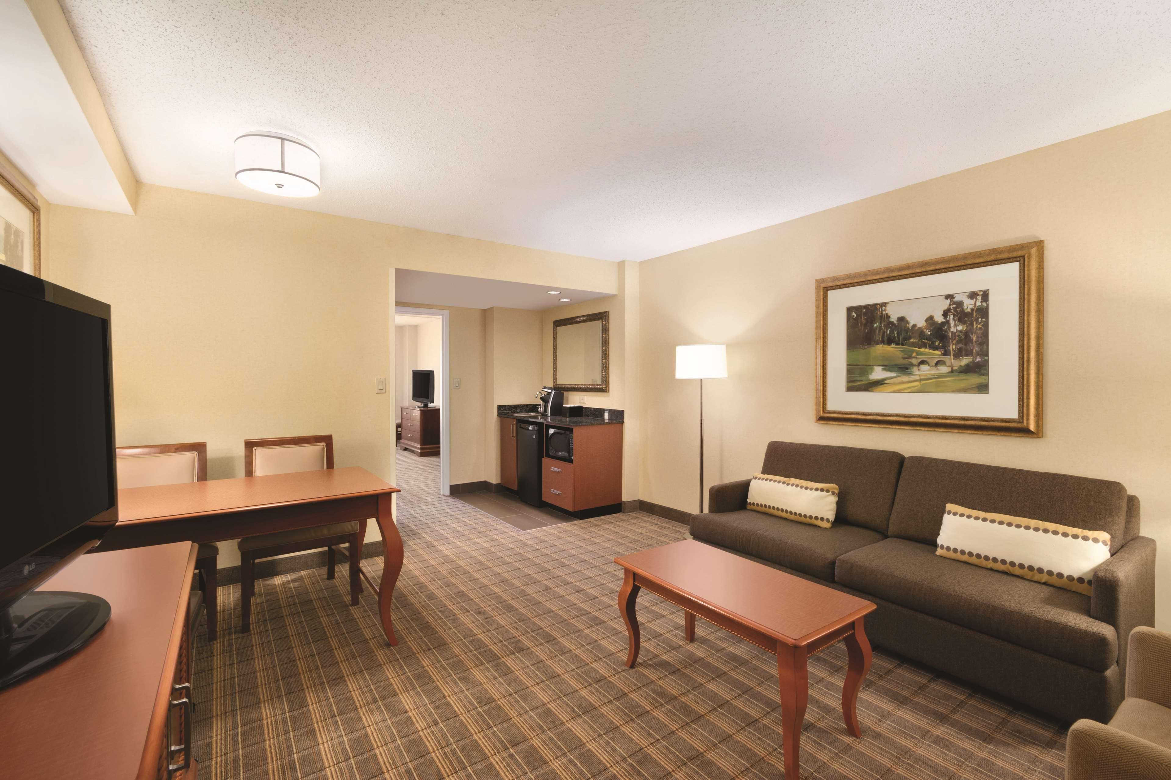 Embassy Suites Greenville Golf Resort & Conference Center Екстер'єр фото