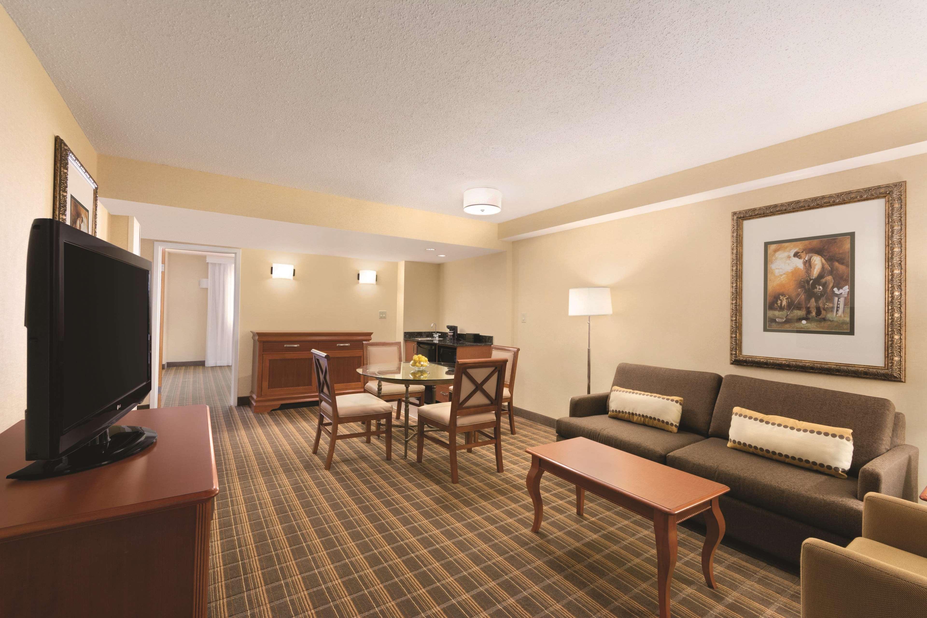 Embassy Suites Greenville Golf Resort & Conference Center Екстер'єр фото