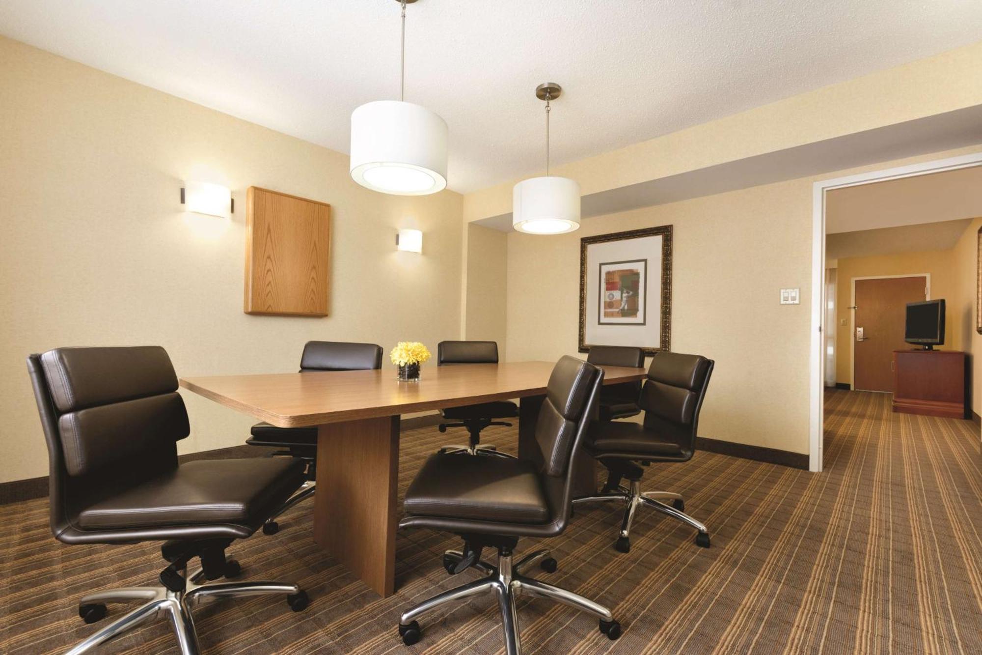 Embassy Suites Greenville Golf Resort & Conference Center Екстер'єр фото