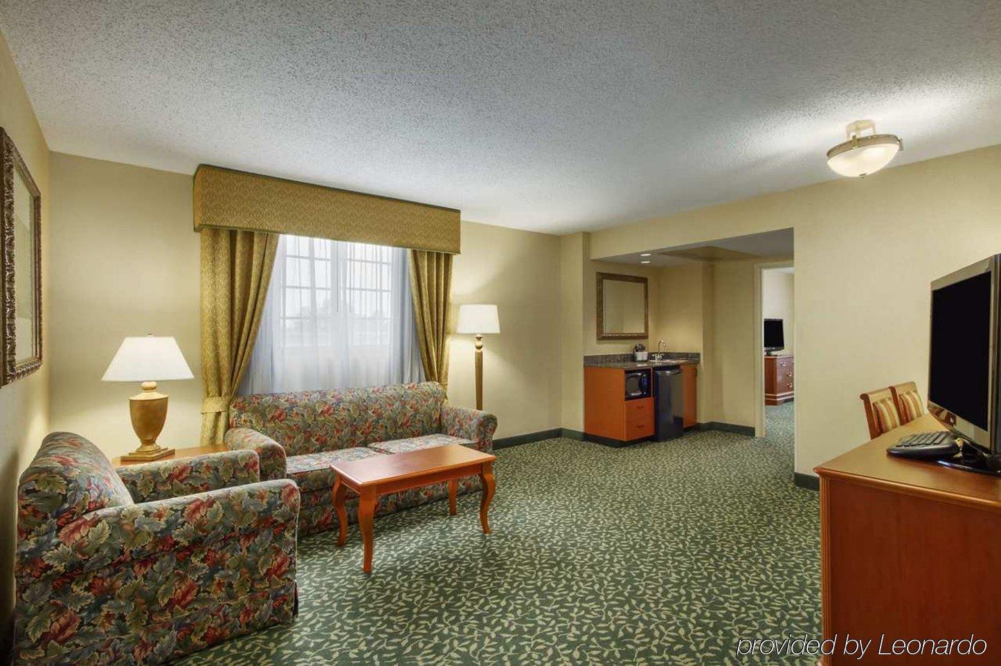 Embassy Suites Greenville Golf Resort & Conference Center Номер фото