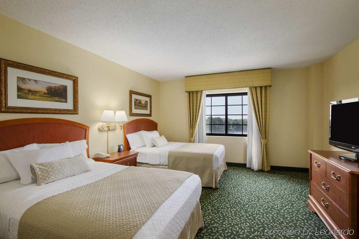 Embassy Suites Greenville Golf Resort & Conference Center Номер фото