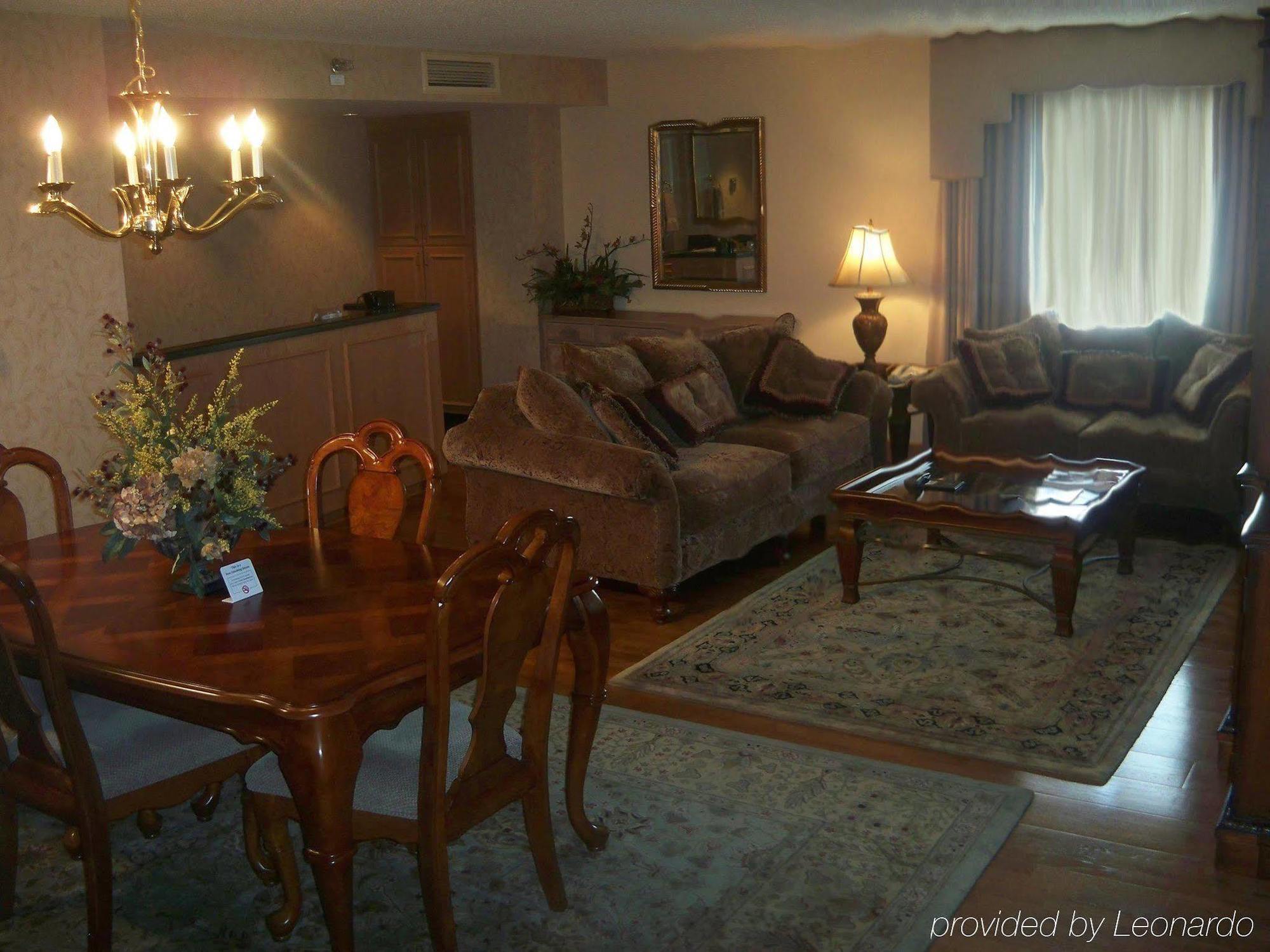 Embassy Suites Greenville Golf Resort & Conference Center Номер фото